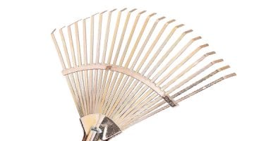 Ahşap Saplı Ayarlı Kelepçeli Metal Çim Ve Yaprak Toplama Tırmığı